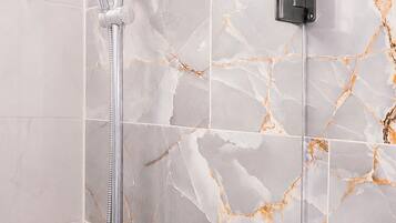 Suite Deluks | Kamar mandi | Shower, handuk, sabun, dan tisu toilet