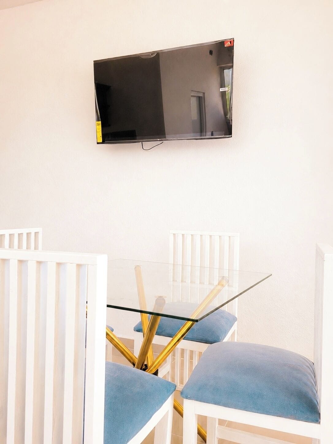 Deluxe Suite | Living area | 32-inch Smart TV with digital channels