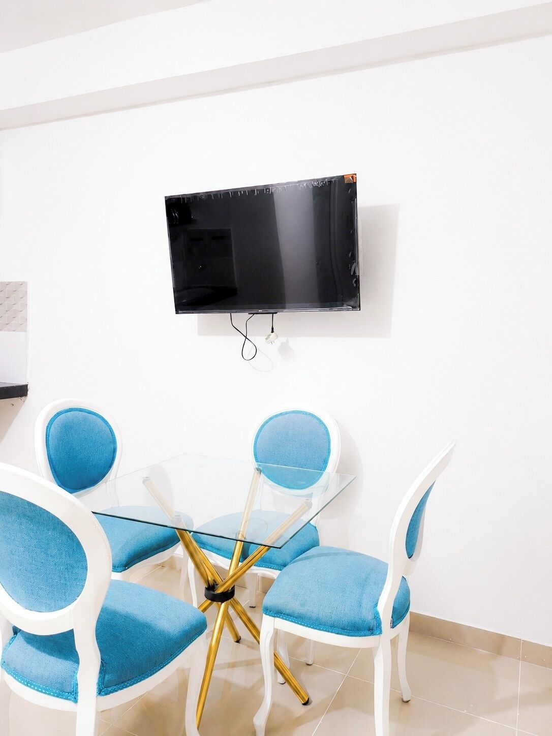 Deluxe suite | Woonruimte | Een 32-inch smart-tv met digitale zenders