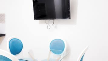 Deluxe suite | Woonruimte | Een 32-inch smart-tv met digitale zenders