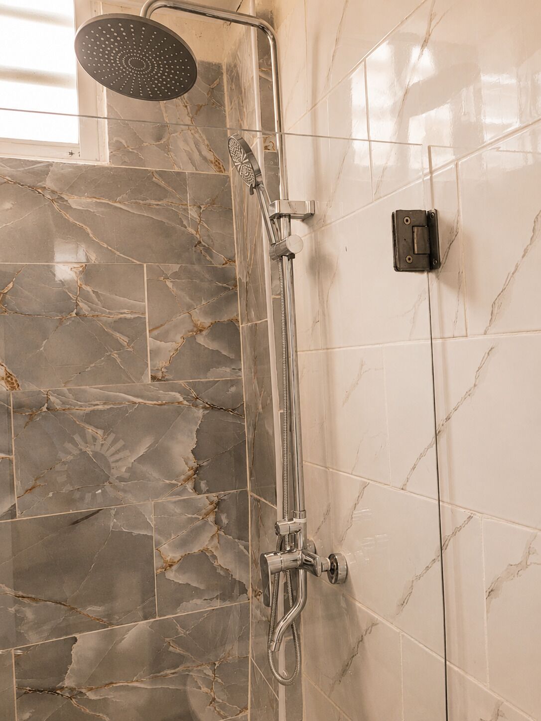 Doppelzimmer | Badezimmer | Dusche, Handtücher, Seife, Toilettenpapier
