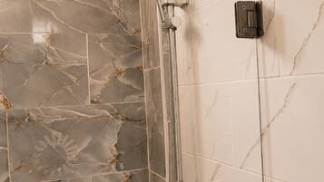 Doppelzimmer | Badezimmer | Dusche, Handtücher, Seife, Toilettenpapier