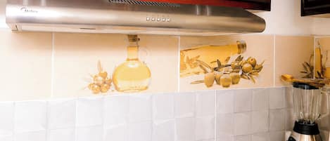 Standard Room | Private kitchen | Stovetop, blender, cookware/dishes/utensils