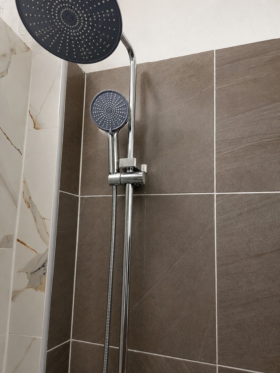 Basic-Zimmer | Badezimmer | Dusche, Handtücher, Seife, Toilettenpapier