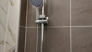 Basic-Zimmer | Badezimmer | Dusche, Handtücher, Seife, Toilettenpapier