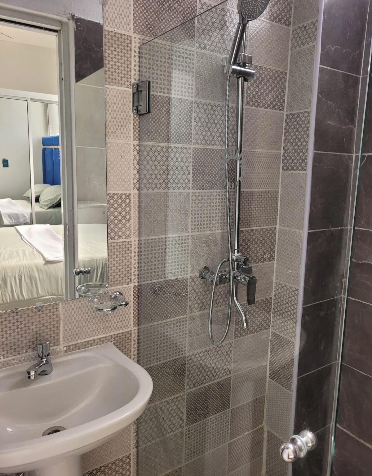 Chambre Standard | Salle de bain | Douche, serviettes fournies, savon, papier toilette
