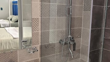 Chambre Standard | Salle de bain | Douche, serviettes fournies, savon, papier toilette