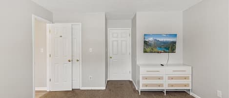 3 habitaciones, tabla de planchar con plancha, wifi y ropa de cama