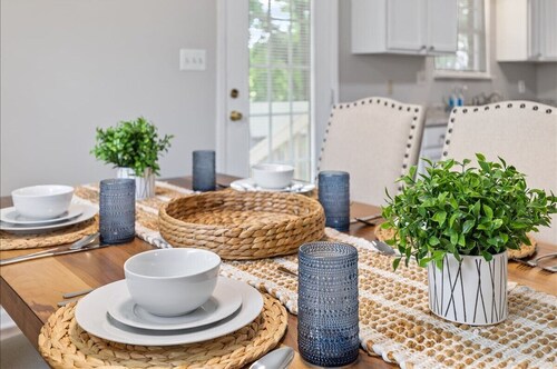 Charming Boho Getaway: 5 min to ECU