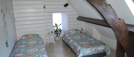 2 bedrooms, iron/ironing board, travel cot, free WiFi