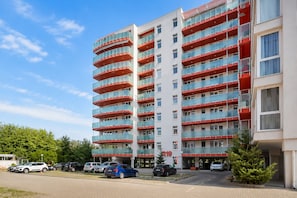 Exterior - City Oasis Studio in Oradea with Balcony • Fast WiFi • Self Check-in • AC (Oradea)