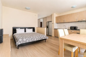 1 bedroom, iron/ironing board, free WiFi, bed sheets - City Oasis Studio in Oradea with Balcony • Fast WiFi • Self Check-in • AC (Oradea)