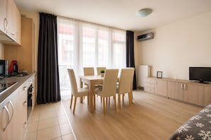Dining - City Oasis Studio in Oradea with Balcony • Fast WiFi • Self Check-in • AC (Oradea)