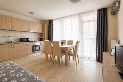 City Oasis Studio in Oradea with Balcony • Fast WiFi • Self Check-in • AC