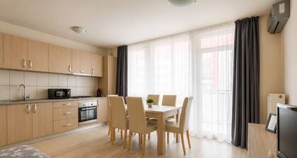 City Oasis Studio in Oradea with Balcony • Fast WiFi • Self Check-in • AC