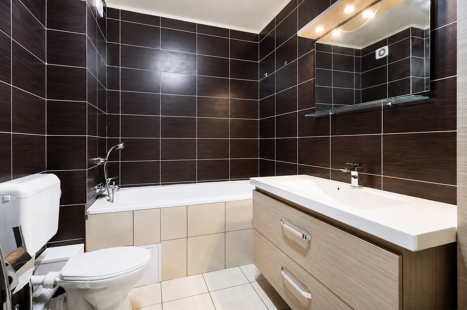 Sèche-cheveux, bidet, serviettes fournies, savon