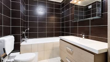 Sèche-cheveux, bidet, serviettes fournies, savon
