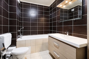 Hair dryer, bidet, towels, soap - City Oasis Studio in Oradea with Balcony • Fast WiFi • Self Check-in • AC (Oradea)