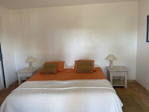 Tabla de planchar con plancha, wifi gratis, ropa de cama