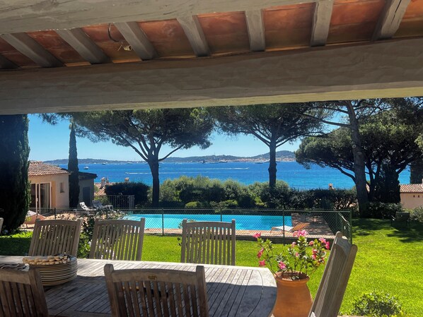 Outdoor dining - Vrbo Property (Grimaud)