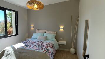 Iron/ironing board, WiFi (free), bed sheets