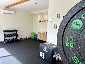 A gym with a weightlifting bench, dumbbells, and exercise balls. - A getaway with a view of the Pyrenees: Spa & Sauna. Exceptional Vacation Rental (Tréziers)