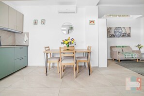Dining - Vrbo Property (Milano)