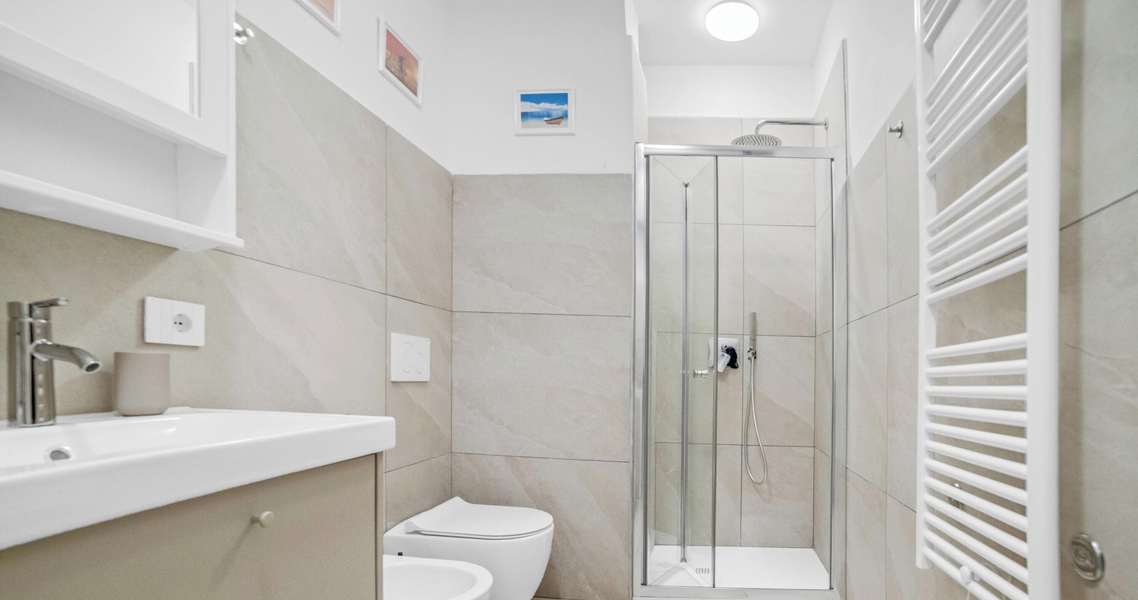 Haartrockner, Handtücher, Toilettenpapier