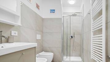 Haartrockner, Handtücher, Toilettenpapier