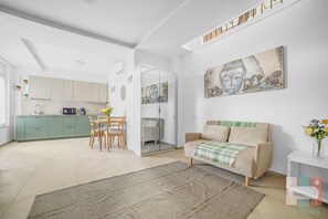 Living area - Vrbo Property (Milano)