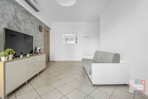 Living area - ZAN20: A Comfortable and Bright Apartment in Milan (Milano)