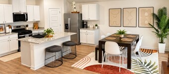 The Laredo - A Modern 4 BR house near Bentonville- 10 minutes from trails WMT HQ