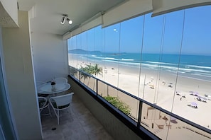 Deluxe-Apartment, Balkon, Strandblick | Speisen im Freien