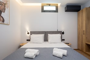 Iron/ironing board, free WiFi, bed sheets - Seaside Villa with Heated Pool, By Hellocrete (Pigianos Kampos)