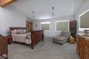 4 bedrooms, iron/ironing board, WiFi, bed sheets - Inviting 4-bedroom house w/BBQ grill, pool table and media room in North Boulder (Boulder)
