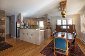 Dining - Inviting 4-bedroom house w/BBQ grill, pool table and media room in North Boulder (Boulder)