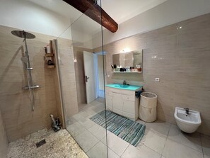 Ducha, secador de pelo, bidet