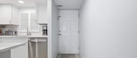 Cafetera y tetera, refrigerador, microondas y horno