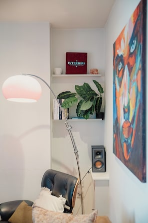 Interior - Central Flat Between Piccadilly Circus, Soho & Chinatown (London)