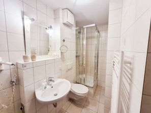 Douche, sèche-cheveux, serviettes fournies, savon