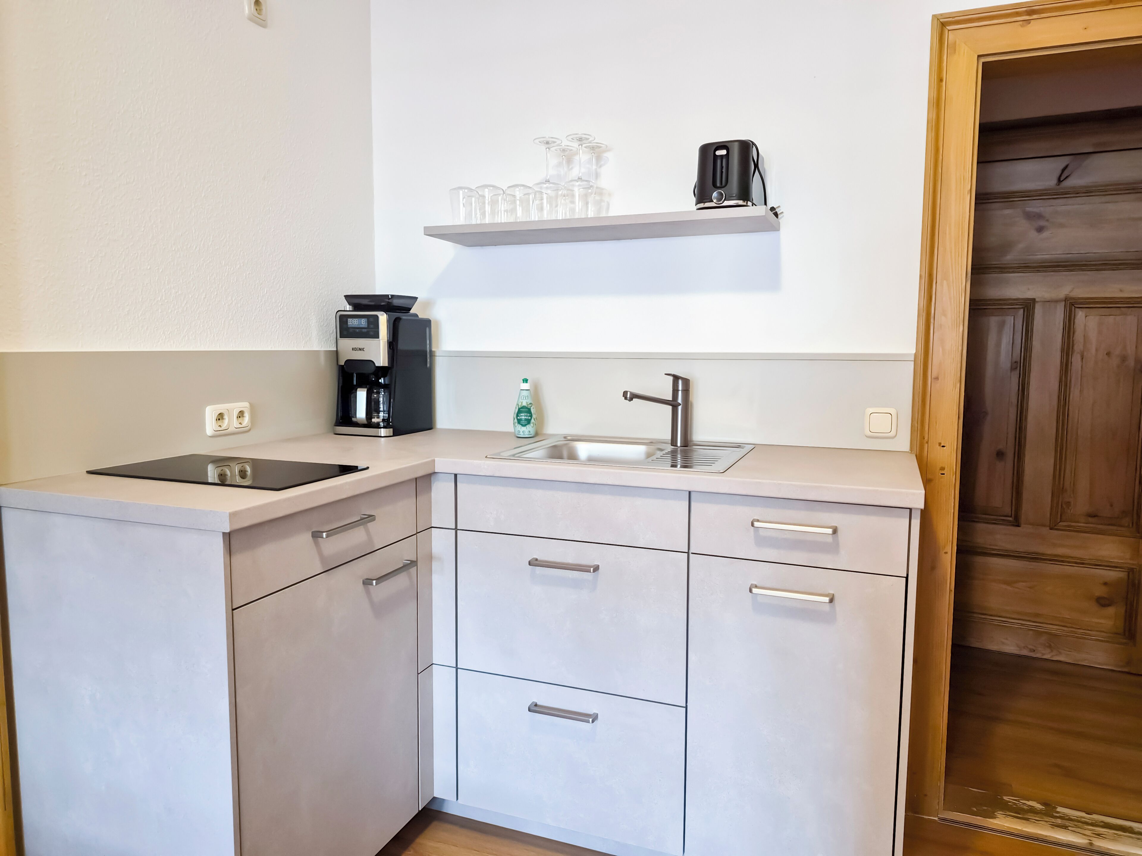 Wasserkocher mit Kaffee-/Teezubehör, Kühlschrank, Ofen, Herdplatte