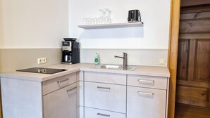 Wasserkocher mit Kaffee-/Teezubehör, Kühlschrank, Ofen, Herdplatte