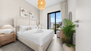 Un dormitorio moderno con una cama grande, lámparas de noche, vistas de la ciudad y una planta en maceta.