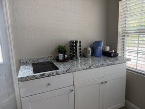 Wasserkocher mit Kaffee-/Teezubehör, Kühlschrank, Mikrowelle, Herdplatte