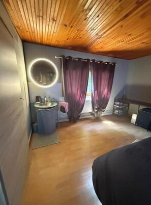 2 slaapkamers, een bureau, reisbedje, gratis wifi