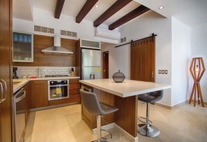 Wasserkocher mit Kaffee-/Teezubehör, Kühlschrank, Mikrowelle, Ofen