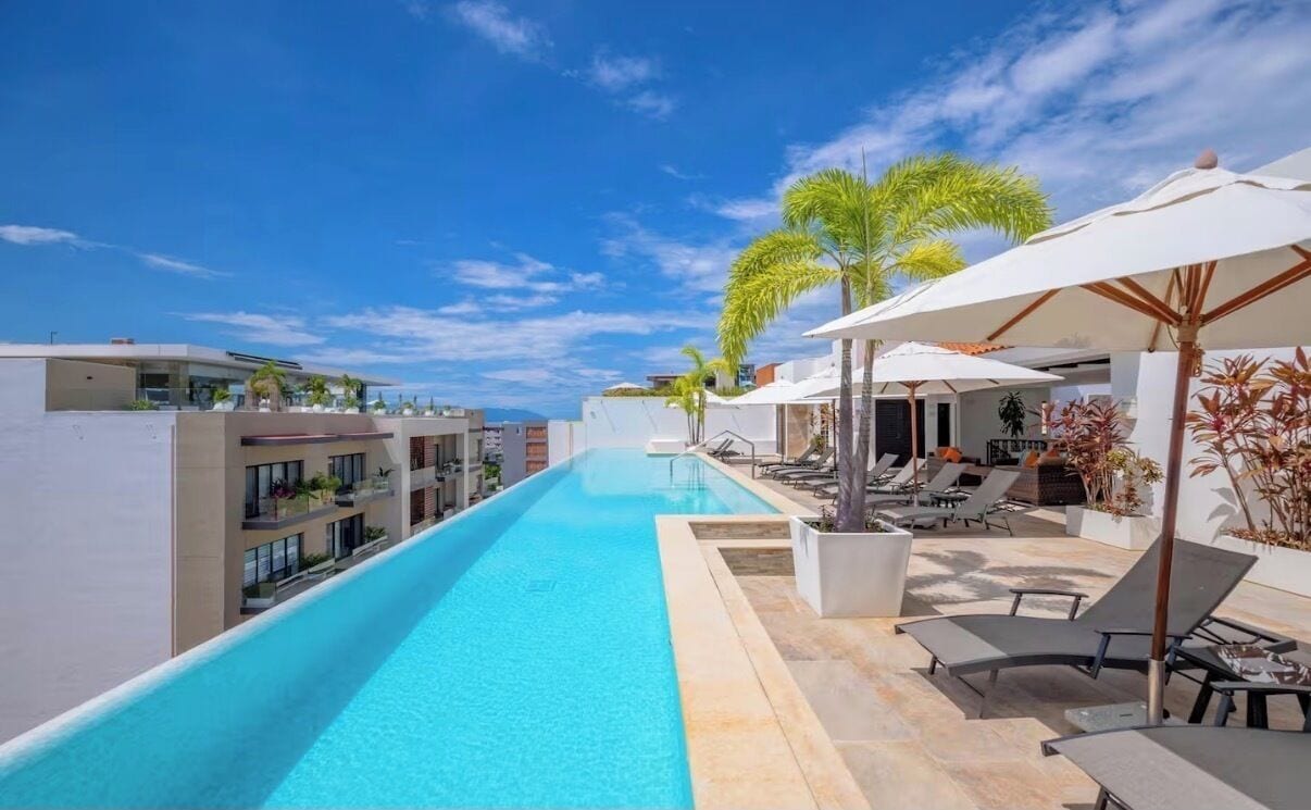 Una piscina al aire libre