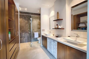 Dusche, Haartrockner, Handtücher, Seife