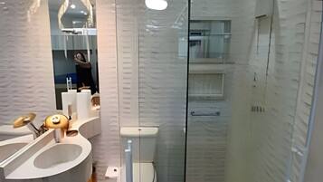 Deluxe Apartment, Beach View | Bathroom