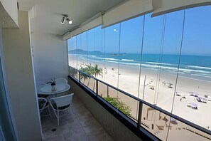 Deluxe Apartment, Beach View | Outdoor dining - SHB Paraíso na Praia de Pitangueiras (Guarujá)